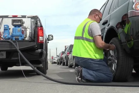 Fuel Delivery Services in Livonia: 24/7 Assistance for Stranded Drivers Fuel Delivery Services in Livonia – 24/7 Emergency Roadside Assistance